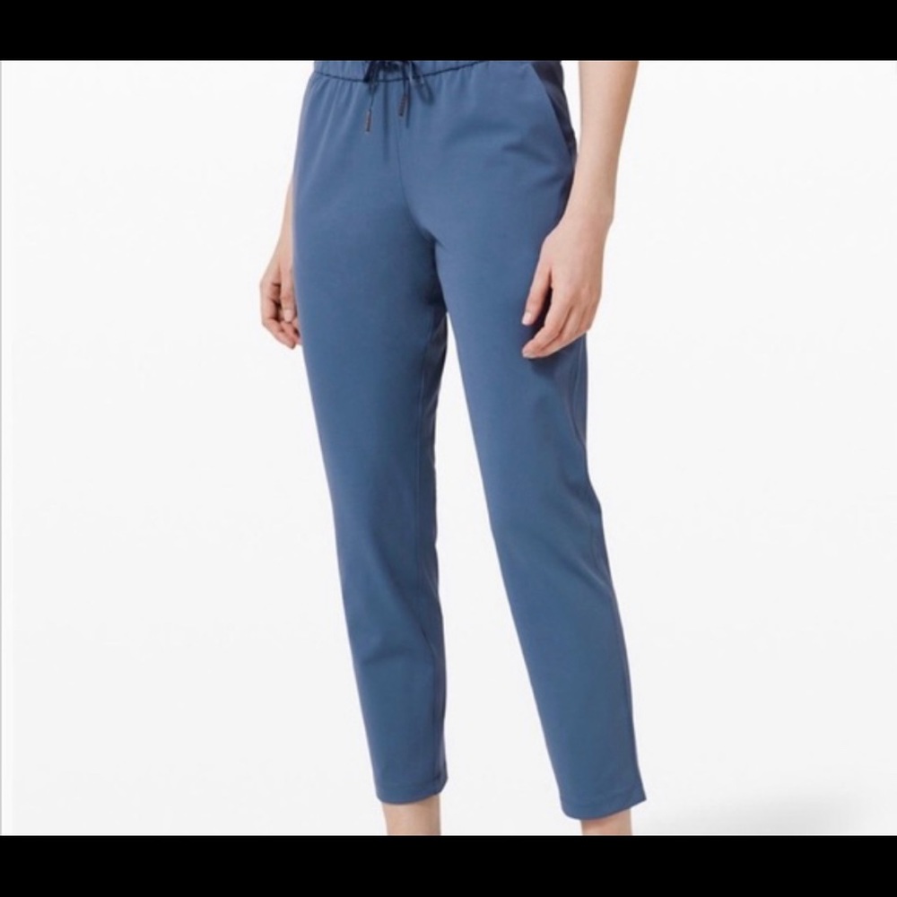 Lululemon On the Fly Joggers size 4 - Ink blue
